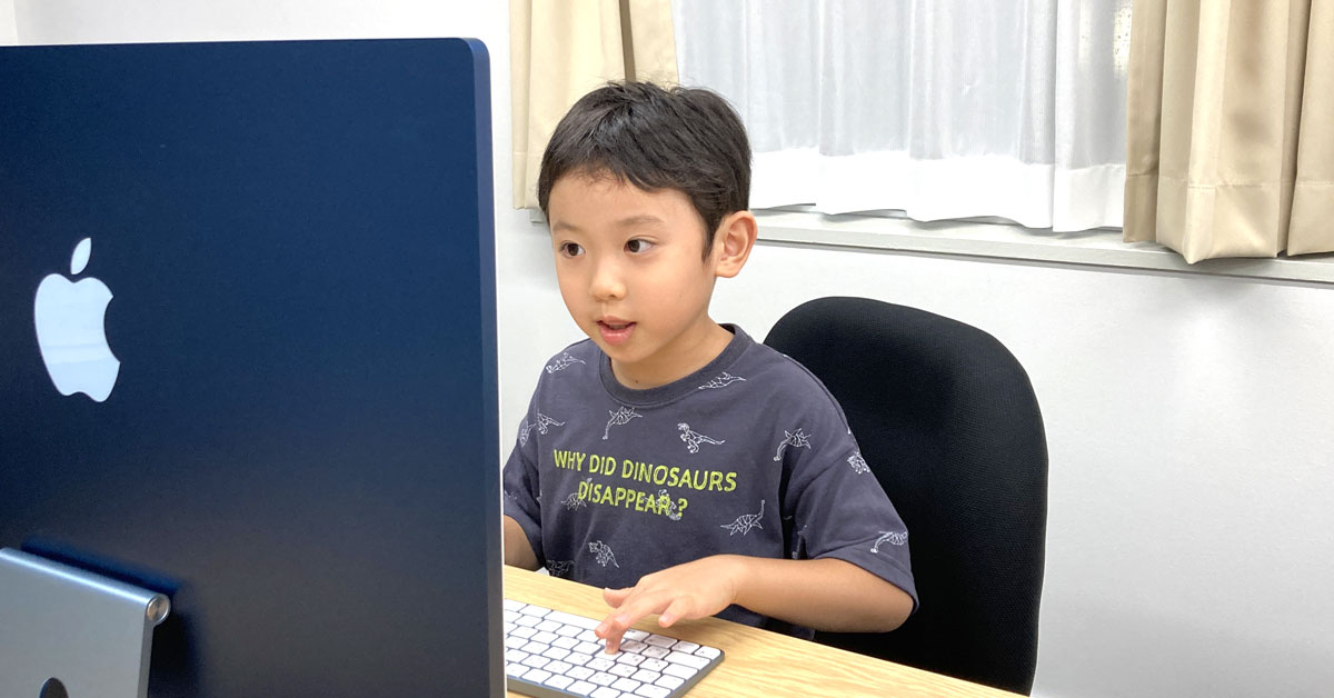 教室でゲーム制作に取り組む小学生
