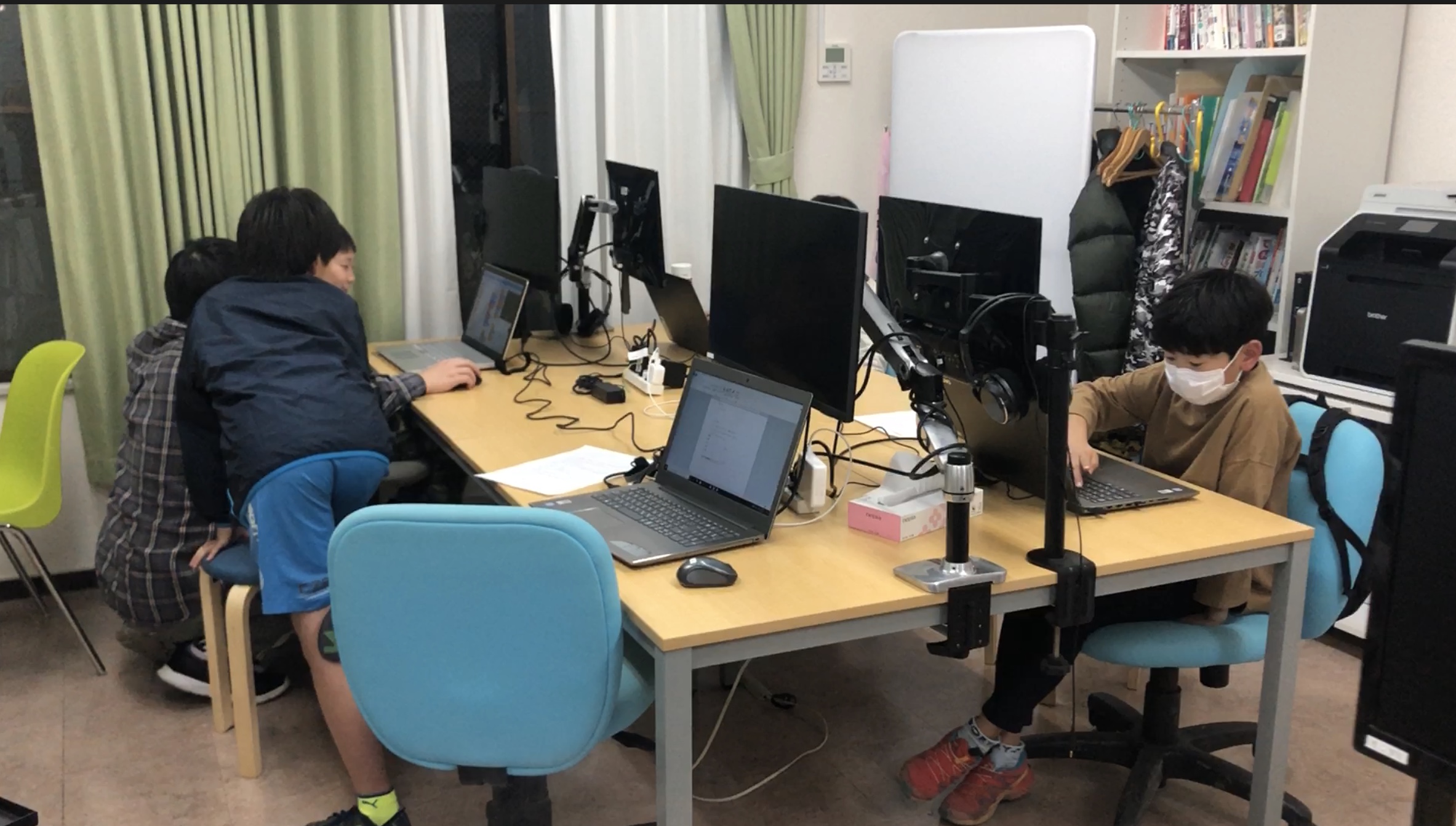 生徒一人ひとりの画面を確認しながら指導する講師